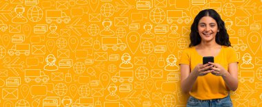 Neşeli bir müşteri akıllı telefonuyla çevrimiçi bir alışveriş uygulamasını araştırıyor. Canlı arka planda e-ticaret ve dağıtım hizmetlerini temsil eden simgeler gösteriliyor.