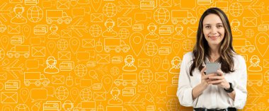 Çevrimiçi teslimat hizmetleri için akıllı telefon kullanan bir müşteri parlak ve grafik bir geçmişe karşı duruyor. Ayarlama kolaylık ve dijital ticaret faaliyetlerini iletir.