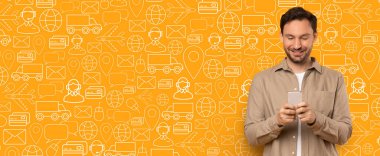 Alıcı, teslimat simgeleri ve sembollerinin canlı bir geçmişiyle çevrimiçi olarak akıllı bir telefondan alışveriş yapmakla meşgul. Müşteri memnun ve memnun görünüyor..