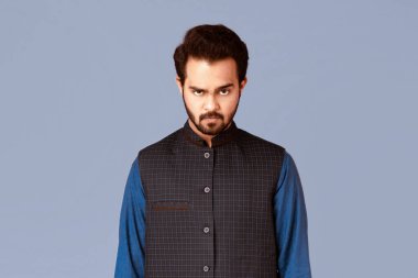 Mor arka planda geleneksel giysiler içinde katı Hintli erkek portresi, panorama