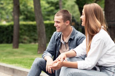 İki genç arkadaştan oluşan bir grup parkta birlikte vakit geçiriyorlar, geçmişi bulanık.