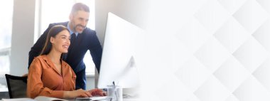 Mutlu Avrupalı iş arkadaşları bayan ve adam ofiste masada oturuyor, bilgisayar kullanıyor, proje üzerinde birlikte çalışıyor, iş hedeflerini tartışıyor, kopyalama alanını kopyalıyor.