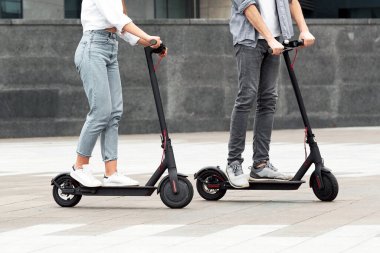 Boş zaman kavramı. Şehirdeki motorlu mobiletlerle gezmekten hoşlanan beş farklı genç grubu.