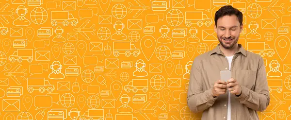 Alıcı, teslimat simgeleri ve sembollerinin canlı bir geçmişiyle çevrimiçi olarak akıllı bir telefondan alışveriş yapmakla meşgul. Müşteri memnun ve memnun görünüyor..