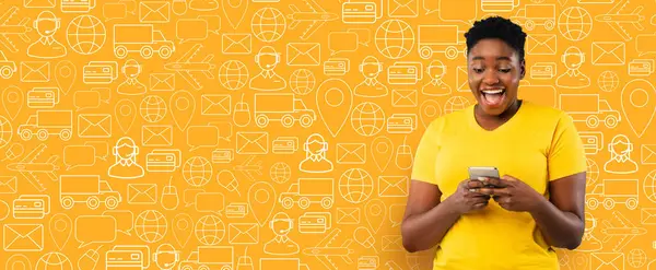 Neşeli bir alıcı, akıllı telefonunu kullanarak online alışveriş uygulaması ile etkileşime geçiyor..