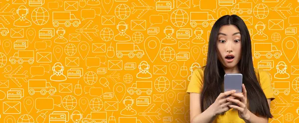 Uzun saçlı bir alıcı online alışveriş için akıllı telefon kullanırken şaşırır. Parlak arkaplanda e-ticaret temasını gösteren dağıtım simgeleri yer alıyor.