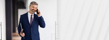 Ofisten çıkarken cep telefonuyla konuşan, gülümseyen orta yaşlı iş adamı, elinde dizüstü bilgisayarla mutlu bir girişimci ve keyifli bir iş görüşmesi yapan,