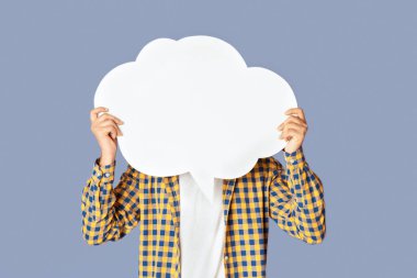 Günlük giysiler içindeki genç adam yüzünü eflatun arka planda konuşma balonuyla kapatıyor. Tasarım için yer var.