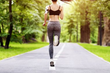 Spor Motivasyonu. Sabah Parkı 'nda Atletik Kız Yolda Koşarken Arka Görüntü, Anlaşıldı