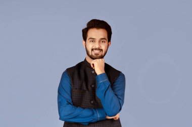 Çekici Hintli bir adamın portresi. Eli leylak arkaplanda, panorama.