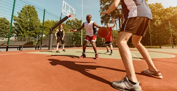 Açık sahada oynanan maçta çeşitli basketbol takımlarının panoramik görüntüsü, boşluğu kopyala