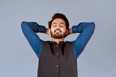 Bin yıllık, gözleri kapalı, menekşe arkaplanda dinlenen Hintli bir adamın portresi