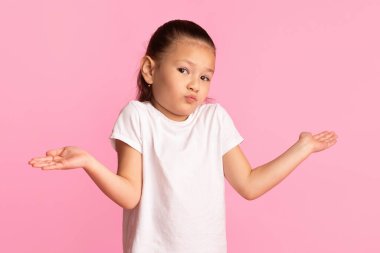 - Bilmiyorum. - Neden? Güzel Asyalı kız omuzlarını açık elleriyle silkiyor, pastel pembe stüdyo duvarı, fotokopi odası.