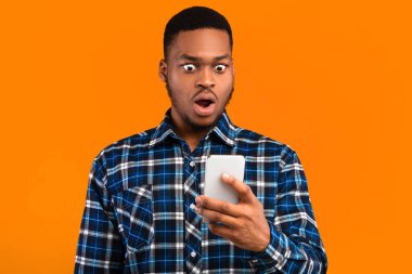 Stüdyoda SMS Poz Veren Smartphone 'a bakarken şok oldum. Şok edici Haber Konsepti