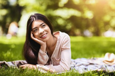 Hayal kuruyorum. Romantik Asyalı kız parkta dinleniyor, dışarıda vakit geçirmekten keyif alıyor, dalgın bir yüz ifadesiyle, boş bir alanda boş boş boş bakıyor.