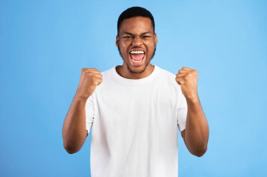 Kazandım. Duygusal siyahi adam 