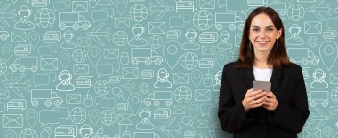 Bir müşteri, teslimat ve ticari simgelerle dolu bir arka planda dururken akıllı telefonuyla online bir alışveriş uygulamasına bağlanır. Ayar modern bir perakende satış deneyimi sunuyor..