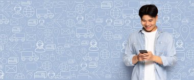 Alıcı internet üzerinden alışveriş yapmak için akıllı telefonunu kullanır. Etrafı teslimat ve alışveriş ikonları kolajıyla çevrilidir. Ayarlar çağdaş bir dijital ticaret ortamını yansıtıyor.