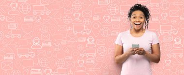 Bir müşteri akıllı telefonunu kullanarak online bir mağazada alışveriş yaparken gülümsüyor. Neşeli atmosfer, servis ve hizmetlerle ilgili eğlenceli bir geçmişle güçlendirilir..