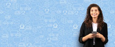 Bir insan elinde akıllı bir telefonla durup gülümsüyor ve online alışveriş yapıyor. Arkaplanda teslimat hizmetleri, ticaret ve dijital iletişim ile ilgili simgeler yer alıyor..