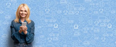 Gülümseyen bir alıcı akıllı bir telefon tutar ve online alışveriş uygulamasına bağlanır. Arkaplanda, modern bir dijital alışveriş deneyimini vurgulayarak ticaretle ilgili simgeler yer alıyor.