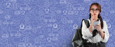 Alıcı internetten alışveriş yapmak için akıllı telefon kullanır. Satın almayı düşünür. Arkaplan, dağıtım hizmetlerini ve iletişim araçlarını temsil eden simgeler içererek, etkileşimli bir atmosfer oluşturur.