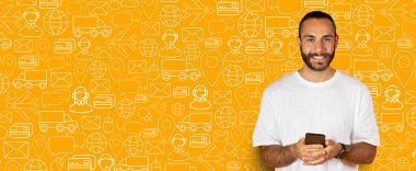 Adamın biri elinde akıllı bir telefonla online alışveriş uygulamasına odaklanmış. Mobil ticaretin kolaylığını canlı, tematik bir arka planda seviyor. Teslimat hizmetlerini gösteriyor..