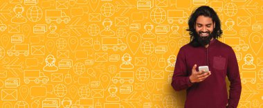 Bir müşteri akıllı telefonuyla çevrimiçi bir mağazaya bakarken gülümsüyor. Canlı arkaplanda alışveriş deneyimini vurgulayan teslimat simgeleri ve ticari semboller yer alıyor..