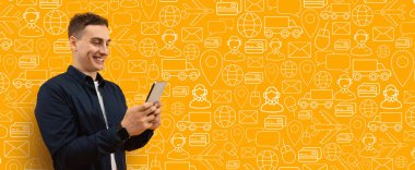 Müşteri internetten satın almak için akıllı telefon uygulaması ile seve seve iletişim kurar. Parlak arkaplanda e-ticaret ve dağıtım hizmetlerini temsil eden simgeler yer alıyor.