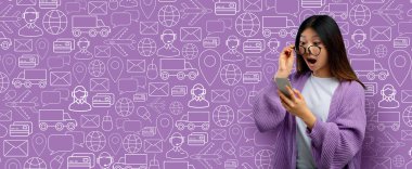 Alıcı gözlük takarken akıllı telefonuna heyecanla bakar. Arkaplanda dijital ticaretin altını çizerek çevrimiçi alışveriş ve dağıtım hizmetleriyle ilgili renkli bir kolaj yer alıyor..