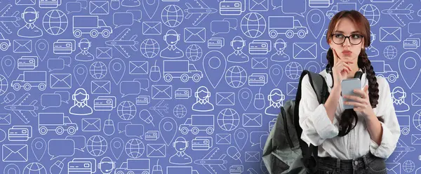 Alıcı internetten alışveriş yapmak için akıllı telefon kullanır. Satın almayı düşünür. Arkaplan, dağıtım hizmetlerini ve iletişim araçlarını temsil eden simgeler içererek, etkileşimli bir atmosfer oluşturur.