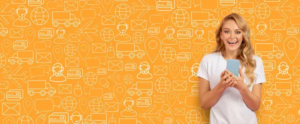 Keyifli bir alıcı, modern ticareti temsil eden, dağıtım simgeleri ve alışveriş sembolleriyle dolu canlı bir arka planla çevrili akıllı bir telefon kullanarak çevrimiçi bir mağazaya göz atar..