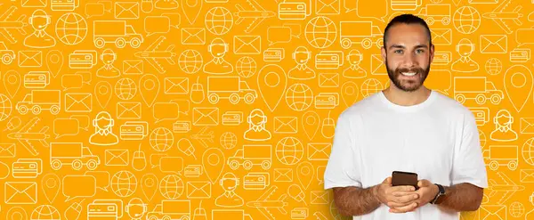 Adamın biri elinde akıllı bir telefonla online alışveriş uygulamasına odaklanmış. Mobil ticaretin kolaylığını canlı, tematik bir arka planda seviyor. Teslimat hizmetlerini gösteriyor..