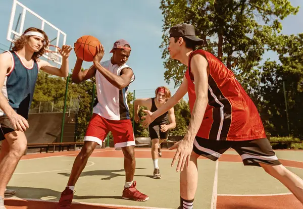 Çeşitli basketbol takımları spor sahamızda yapılacak büyük maça hazırlanıyor.