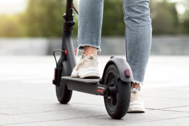 Elektrikli araçlar. Siyah e-scooter üzerinde duran, seçici odak, kopyalama alanı