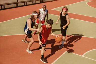 Çok uluslu basketbolcular sarayda açık hava şampiyonasına katılıyorlar.