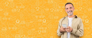 Alıcı, akıllı telefonunda gülümseyerek alışveriş uygulaması yapar. Parlak arkaplan, çevrimiçi perakende deneyimini gösteren dağıtım simgelerini içerir.