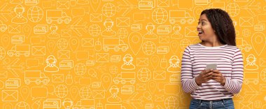 Bir insan canlı sarı bir arka plana karşı duruyor, gülümsüyor ve akıllı bir telefon tutuyor, açıkça online alışveriş yapıyor..