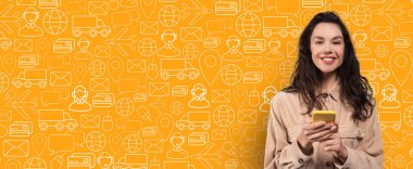 Alıcı elinde akıllı telefon tutarken gülümsüyor ve online alışveriş uygulaması kullanıyor. Parlak arkaplanda çeşitli dağıtım ve ticaretle ilgili grafikler yer alıyor.