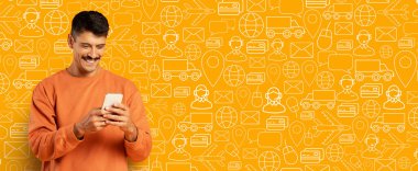 Gülümseyen bir birey akıllı telefonla etkileşime girer ve online alışveriş sürecinin tadını çıkarır. Canlı arka planda çeşitli dağıtım ve ticaret simgeleri yer alıyor ve dijital alışveriş temasını geliştiriyor.