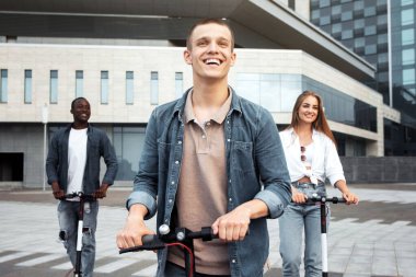 Çeşitli gençlerden oluşan bir grup, şehrin caddelerinde motosiklet sürerek, enerjilerini ve dostluklarını sergileyerek eğleniyor. Kentsel ortam onların gezintilerine canlılık katıyor..