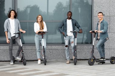 Kentsel alanda dört farklı genç motosiklet kullanıyor, dostluk ve gençlik kültürü sergiliyorlar. Yan yana durur, güzel bir şekilde dışarıdaki aktif yaşam tarzlarını ve bağlantılarını ifade ederler..