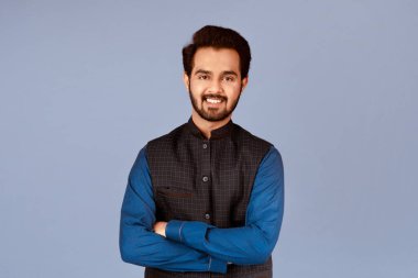 Gülümseyen Hintli adamın portresi kollarını leylak arka planda kavuşturuyor, panorama