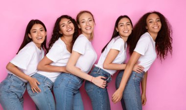 Pembe Stüdyoda Kucaklaşan, Kameraya Gülümseyen Beş Çok Irklı Kadın. Kadın Arkadaşlığı Konsepti