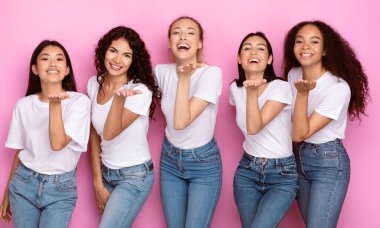 Beş Olumlu Çok Irklı Kadın Öpücük Üflüyor, Hava Öpücüğü Poz Veriyor Pembe Arkaplanda Duran Kameraya Gülümsüyor. Neşeli Genç Bayanlar Stüdyoda Eğleniyor.