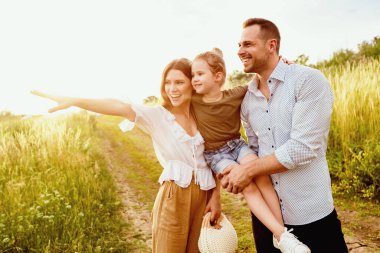 Şuraya bak. Babamın elinde takım elbisesi, gün batımında manzara gösteren güzel bir anne, fotokopi alanı.