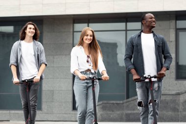 Gençlik Çetesi. Beş farklı öğrenci şehir merkezinde motorlu scooterlara biniyor.