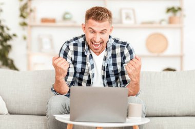 Şans ve Kazan. Adamın zaferini kutlamak için dizüstü bilgisayarını kullanarak yumruk sallayarak ve sevinçle bağırarak mekanı kopyaladığını görüyoruz.