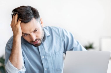Son gün stresi. Depresyondaki ofis çalışanı iş yerindeki problemler yüzünden acı çekiyor, ofisinde oturuyor, bilgisayar ekranına bakıyor.