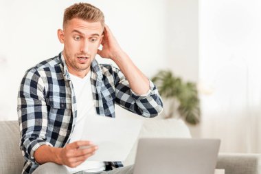 Beklenmedik Mali Sorun. Kötü Haber Mektubu ya da Beklenmedik Vergi Bildirimi Okuyan Şaşkın Adam